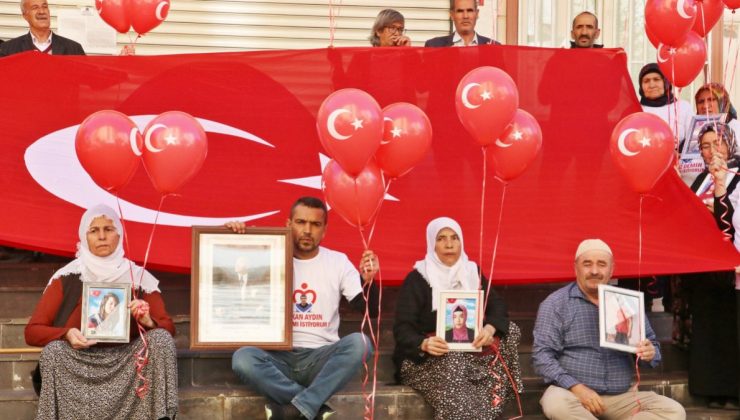 Diyarbakır’da evlat nöbetindeki aileler Türk bayraklı balonları gökyüzüne saldı