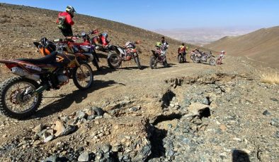 Erzincan’da motosiklet tutkunları 3 bin rakımda adrenaline doydu