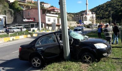 Zonguldak’ta yola yağ dökülünce araç kaza yaptı, 2 kişi yaralandı