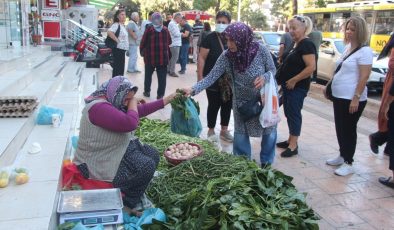 Adana’da parası çalınan seyyar satıcıdan alışveriş için sıraya girdiler
