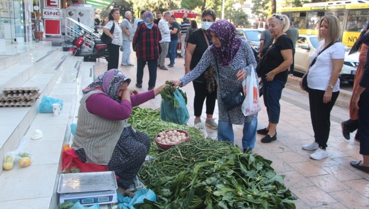Adana’da parası çalınan seyyar satıcıdan alışveriş için sıraya girdiler