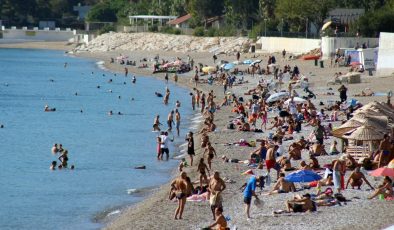 Antalya ve Bodrum’da sahiller doldu