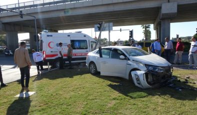 Antalya’da hasta almaya giden ambulans otomobille çarpıştı