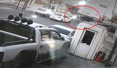 Arnavutköy’de kırmızı ışıkta geçen motosikletli otomobile çarptı