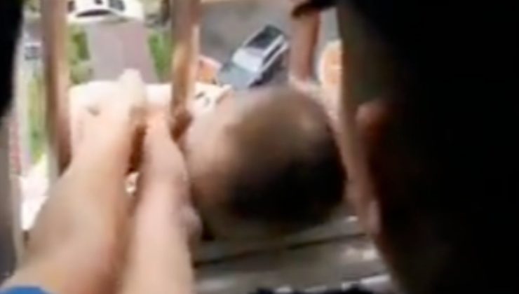 Çin’de kafası korkuluğa sıkışan bebeğin ölümden döndüğü anlar
