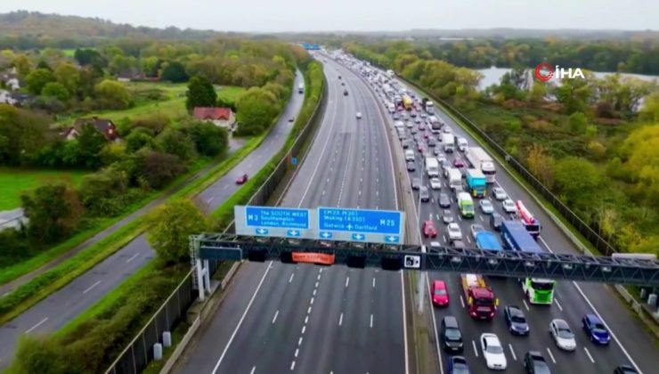 İngiltere’de aktivistler trafik tabelalarına çıktı