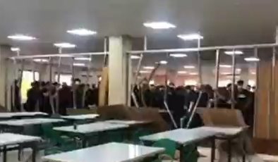 İran’da üniversitede kadın ve erkekleri ayıran yemekhane duvarı yıkıldı