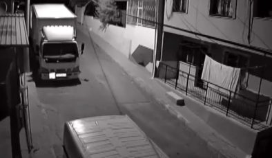 İzmir’de deprem anı kameraya yansıdı