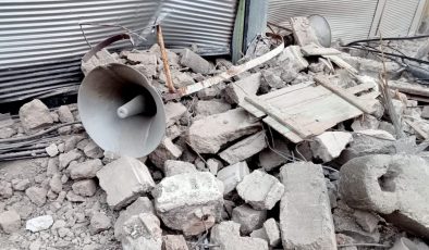 İzmir’de depremde hasar alan minare gün aydınlanınca ortaya çıktı