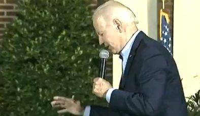 Joe Biden, konuştuğu sahnede düşme tehlikesi geçirdi