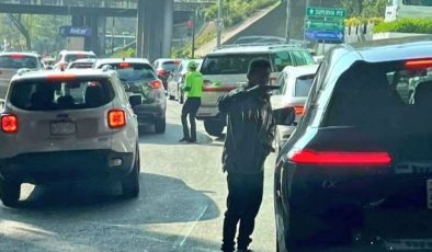 Meksika’da silahlı adamın trafikteki araçları soyduğu anlar