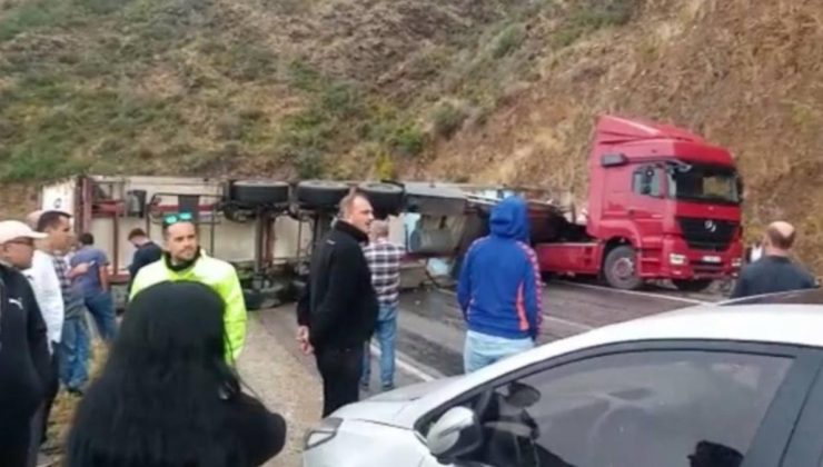 Mersin-Antalya yolunda tır devrildi: Yol 3 saat ulaşıma kapandı