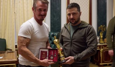 Sean Penn, Zelensky’ye Oscar’ını hediye etti