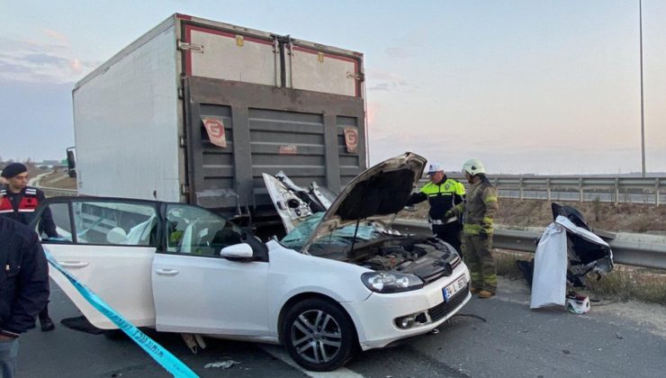 Tekirdağ’da otomobil kamyona çarptı: 2 ölü