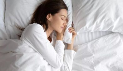 Uyurken yatış şekliniz böyleyse dikkat! Yanlış pozisyonda uyumak pek çok hastalığa davetiye çıkarıyor
