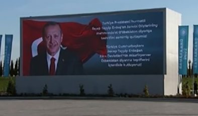 Cumhurbaşkanı Erdoğan’ın fotoğrafı Semerkant Havalimanı’na yansıtıldı