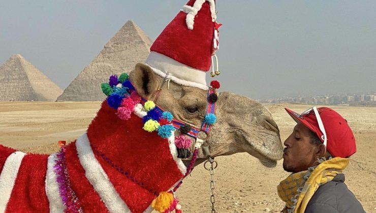 Mısır’da deveye Noel baba kıyafeti giydirildi
