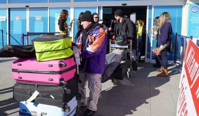 Polonya ve Rusya’dan Erciyes’e uçuşlar başladı, turistler karanfille karşılandı