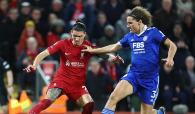 Wout Faes kendi kalesine iki gol attı, Liverpool kazandı