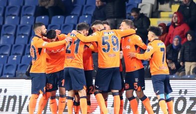 Başakşehir, Adana Demirspor’u iki golle geçti