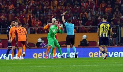 Fenerbahçe-Galatasaray derbisinde kartlar havada uçuşuyor