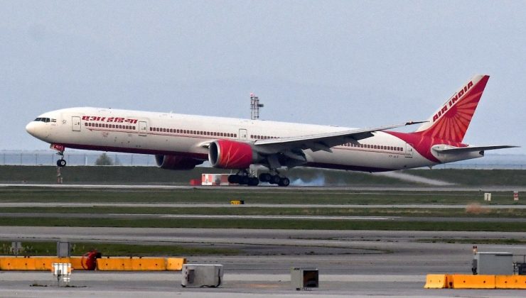 Hindistan uçağında yolcunun üzerine pisleyen kişi yakalandı