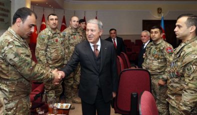 Hulusi Akar ‘Tek Vatan Harekatı’ gazileri ile bir araya geldi