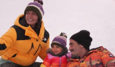 Özge Özpirinçci ailesiyle kayak tatilinde