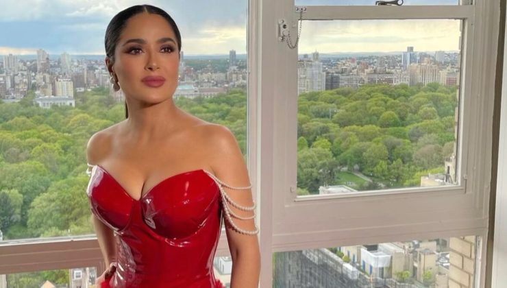 56 yaşındaki Salma Hayek teknede