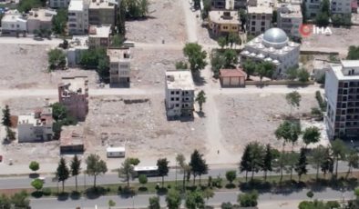 Adıyaman’da depremin ardından meydanda binaların olduğu alan boş kaldı