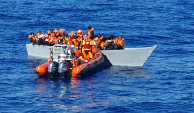 Akdeniz’de sürüklenen teknedeki 117 göçmen kurtarıldı