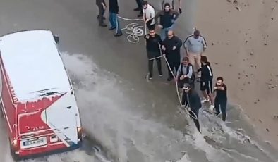 Ankara’da sel sularıyla boğuşan sürücü kurtarıldı