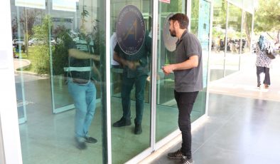 Antalya’da üniversite sınavına 7 dakika geç kalınca içeri alınmadı