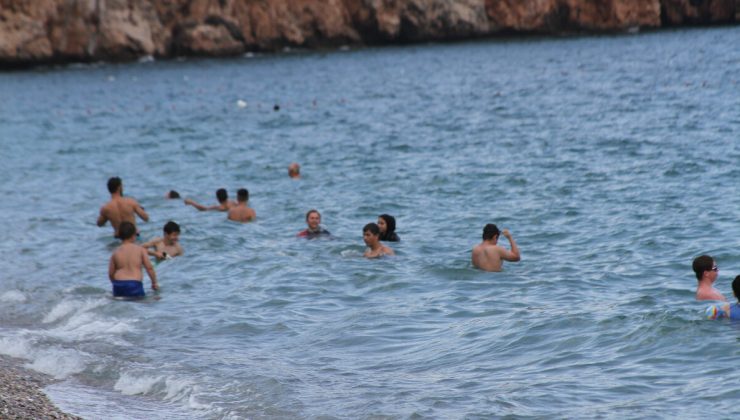Antalya’da üniversite sınavından çıkan öğrenciler denizde stres attı