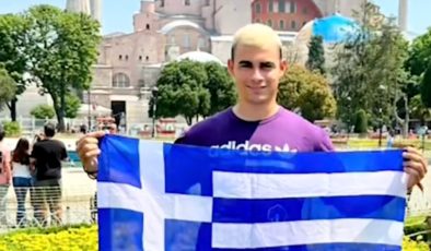 Ayasofya’nın önünde Yunan bayrağı açtı: Bir gün gerçek sahibine dönecek