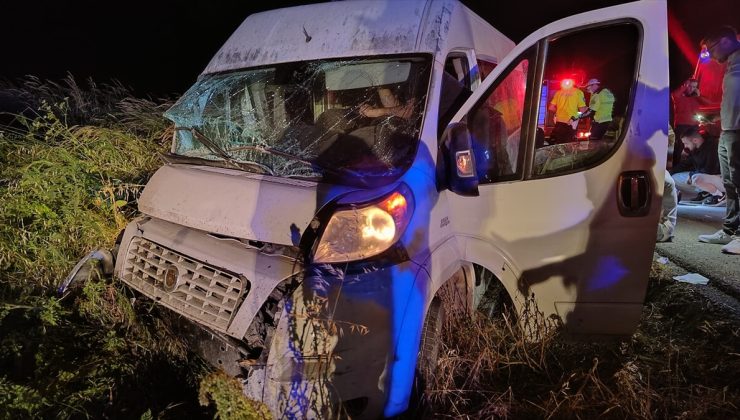 Balıkesir’de minibüs şarampole devrildi: 14 kişi yaralandı