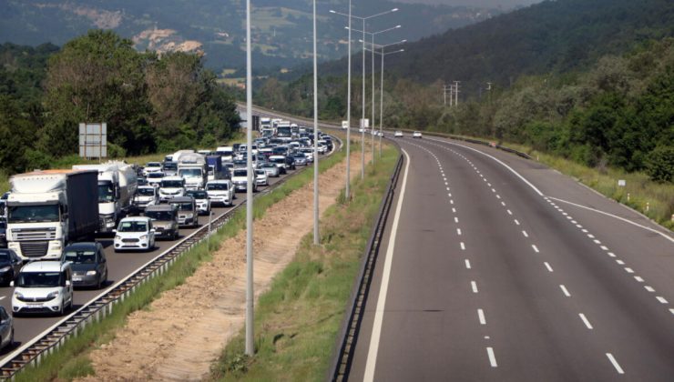 Bolu’da bayram yoğunluğu trafiği kilitledi