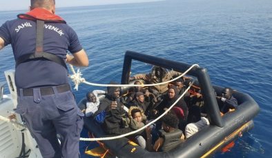 Çanakkale’de Yunan unsurlarınca ölüme terk edilen 14 kaçak göçmen kurtarıldı
