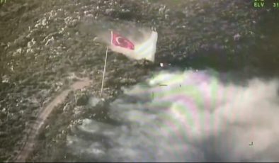 Datça’da pilotlar Türk bayrağının yangından zarar görmesini engelledi