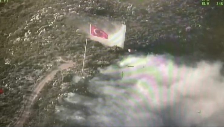 Datça’da pilotlar Türk bayrağının yangından zarar görmesini engelledi