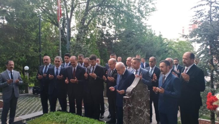 Devlet Bahçeli’den Alparslan Türkeş’in kabrine ziyaret