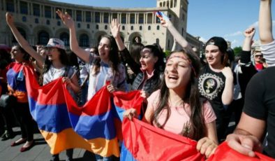 Ermenistan’da kadınlara gönüllü askerlik onayı