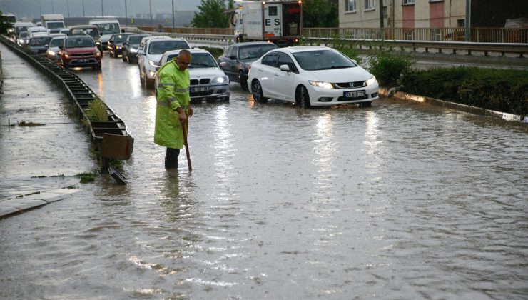 Eskişehir’de şiddetli sağanak ve dolu etkili oldu: Araçlar suların içinde kaldı