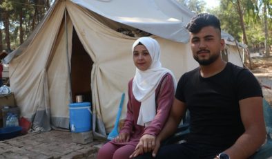 Hataylı depremzede çift çadır kentte evlendi