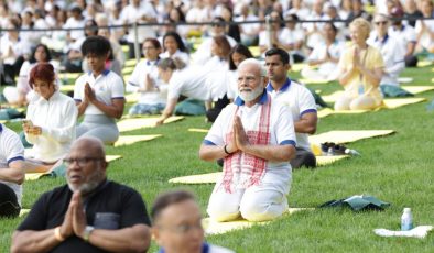Hindistan Başbakanı Narendra Modi, 2 binden fazla kişiyle yoga yaptı