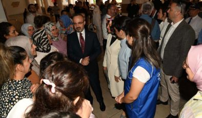 İçişleri Bakan Yardımcısı Bülent Turan, depremzedelerle bayramlaştı