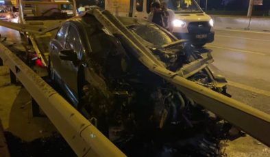 İstanbul Kadıköy’de otomobil bariyerlere çarptı: 1 yaralı