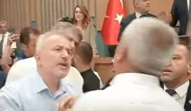 İzmir Büyükşehir Belediye Meclisi’nde AK Partili ve CHP’li üyeler arasında gerginlik yaşandı