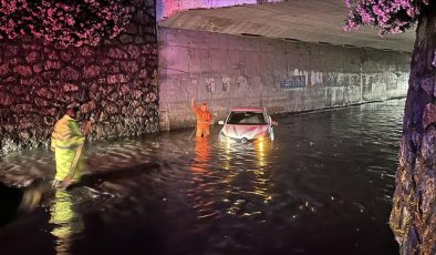 İzmir’de alt geçit yağmur sularına teslim oldu! Bir araç mahsur kaldı