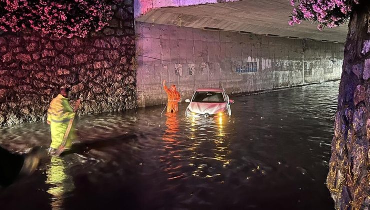 İzmir’de alt geçit yağmur sularına teslim oldu! Bir araç mahsur kaldı